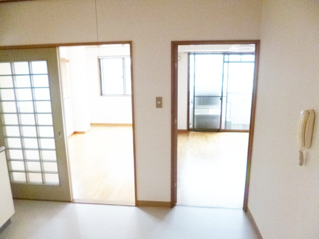 クリスタル葵の居間・リビング|風通しもバッチリ☆