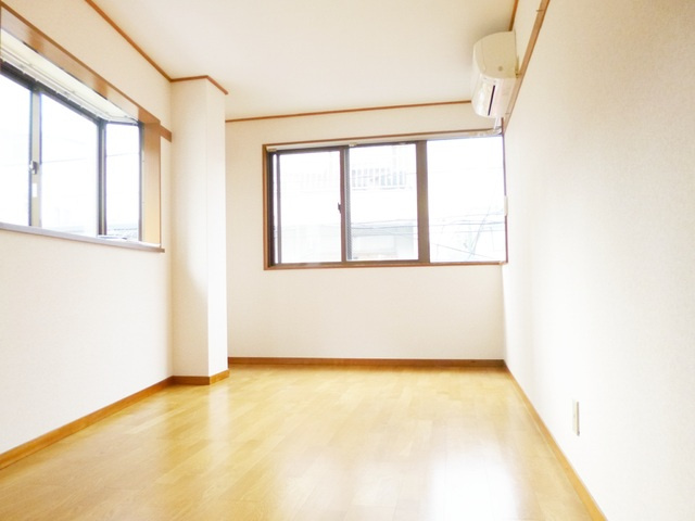 クリスタル葵の居間・リビング|2面採光のお部屋です☆