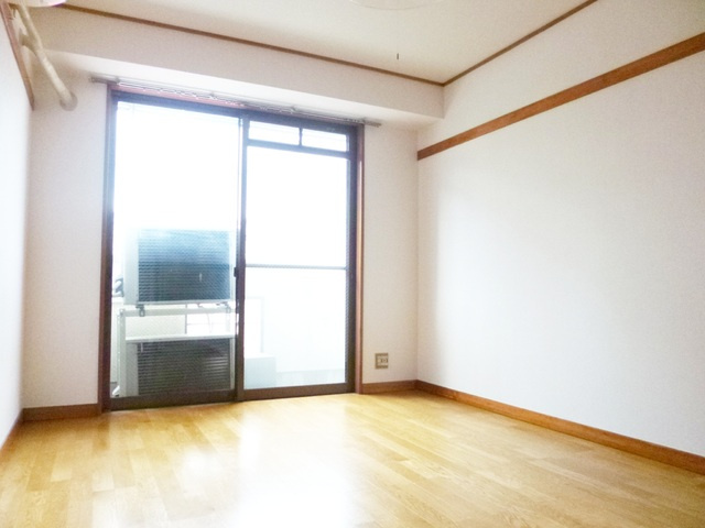 クリスタル葵の洋室|綺麗な居室です☆