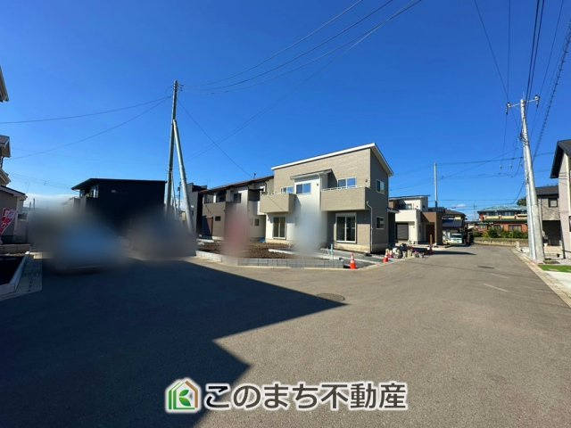 いろどりアイタウン宇都宮市野沢町23-P1　7号棟の前面道路含む現地写真|前面道路は広々としてます！運転が苦手な方でもお車の出し入れ簡単で安心です☆

