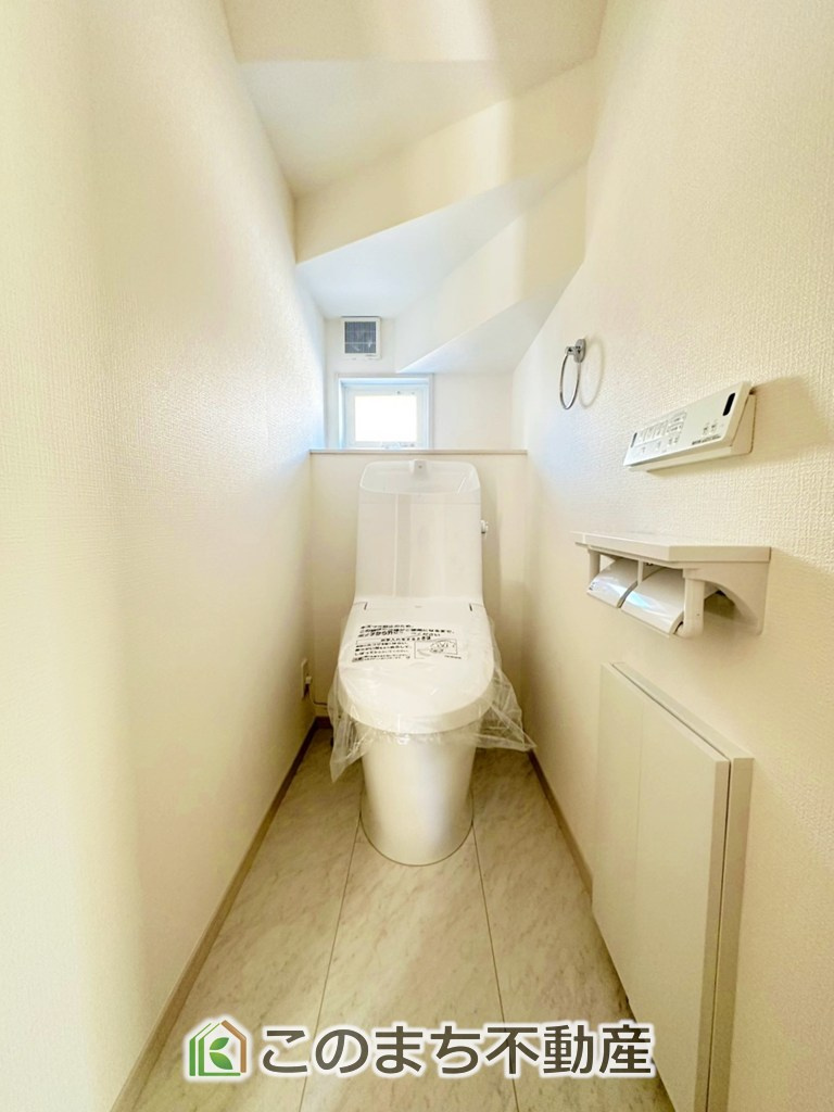 いろどりアイタウン宇都宮市野沢町23-P1　7号棟のトイレ|小窓から換気ができて清潔なトイレスペース☆温水洗浄便座搭載です！
