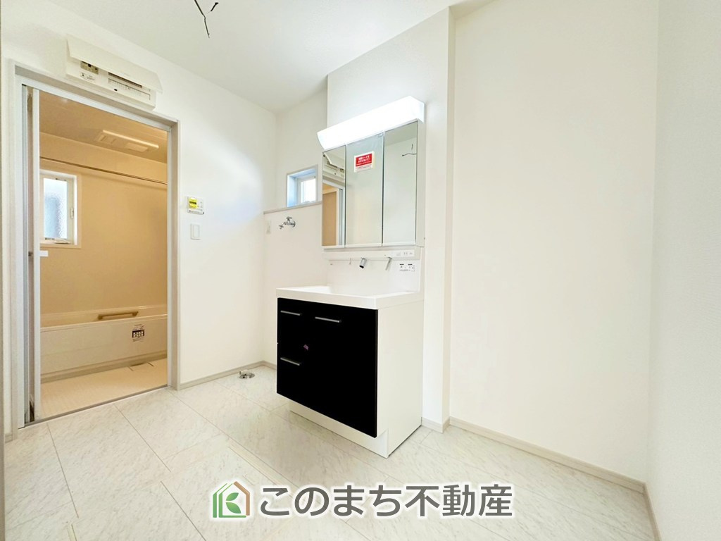 いろどりアイタウン宇都宮市野沢町23-P1　7号棟の独立洗面台|脱衣所は広々としておりますので、お子様のお着替えもストレスなくできます！
