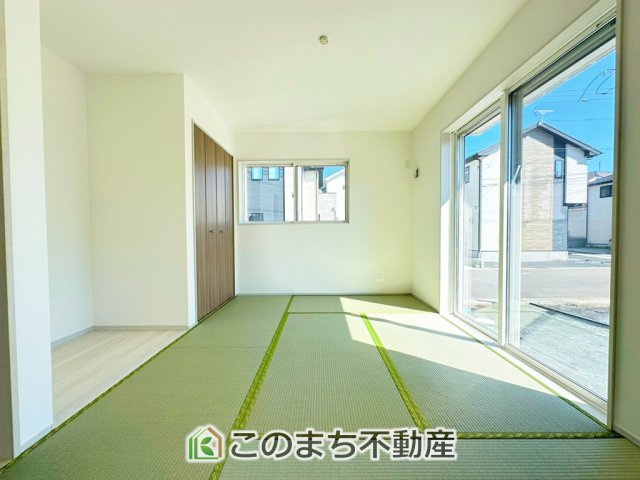 いろどりアイタウン宇都宮市野沢町23-P1　7号棟の和室|お子様のお昼寝にも便利な和室です。大きな窓から暖かな日差しが差し込みます♪
