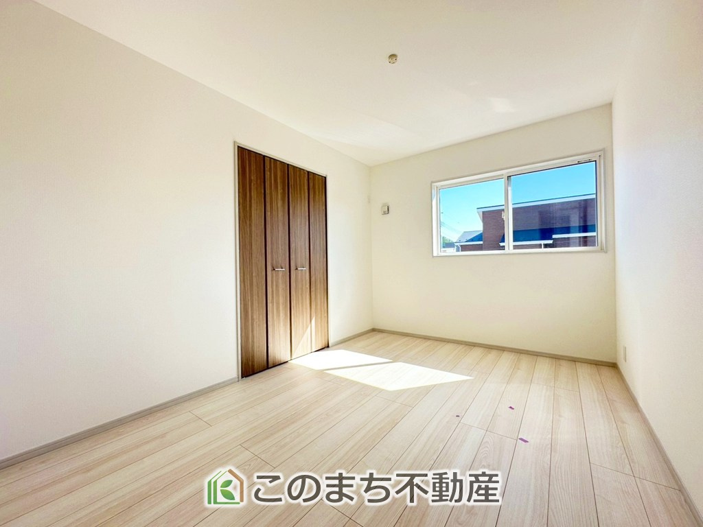 いろどりアイタウン宇都宮市野沢町23-P1　7号棟の洋室|柔らかい陽光が差し込む明るいお部屋を演出する設計。彩光の取れる窓が気持ちの良いお部屋を創り上げます。
