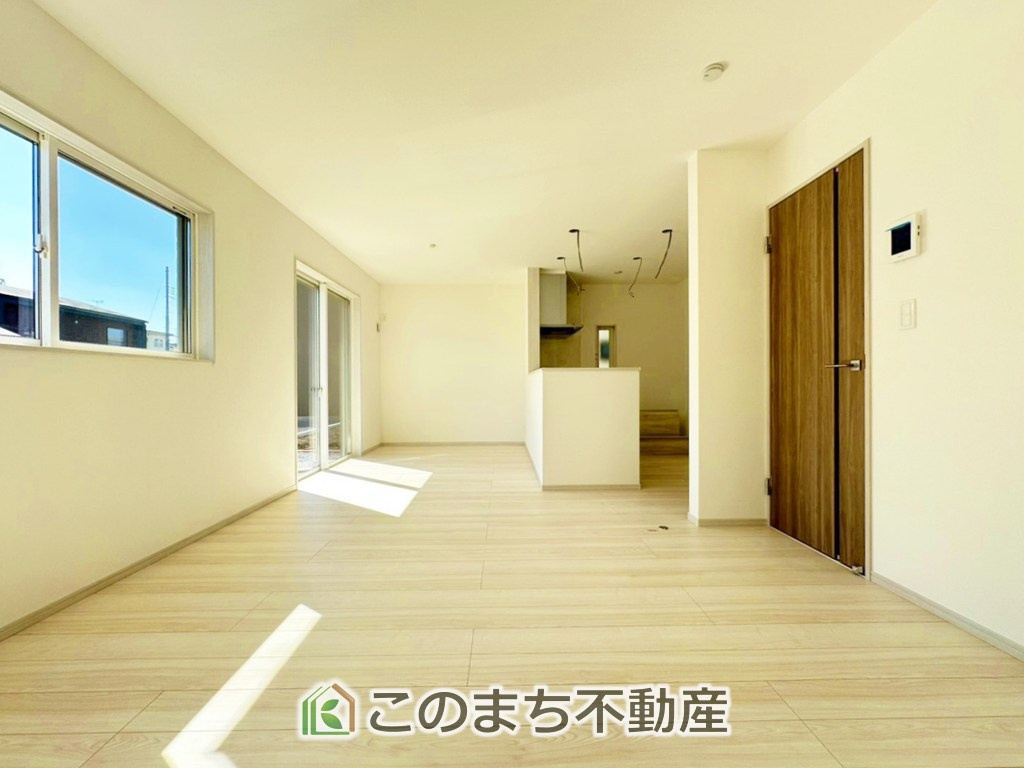 いろどりアイタウン宇都宮市野沢町23-P1　7号棟の居間・リビング|"優しい日差しの差し込むリビングダイニングは、木目の映えるシンプルな造りになっています。
家族の思い出を育む団らんの空間です。"
