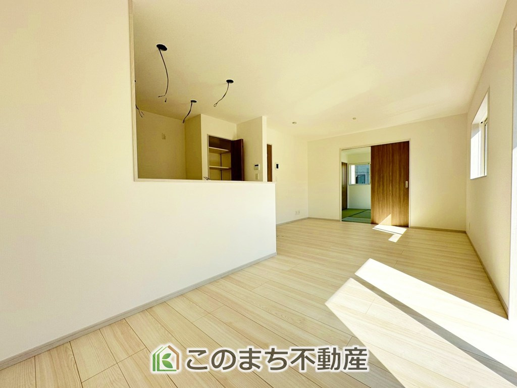 いろどりアイタウン宇都宮市野沢町23-P1　7号棟の居間・リビング|"■いこいの空間■
くつろぎを愉しむリビングルームは憩いの場となります。リビングとダイニングの空間機能を活かし、
巧みに使い分ける発想が、ライフスタイルに新しいゆとりをもたらします。"
