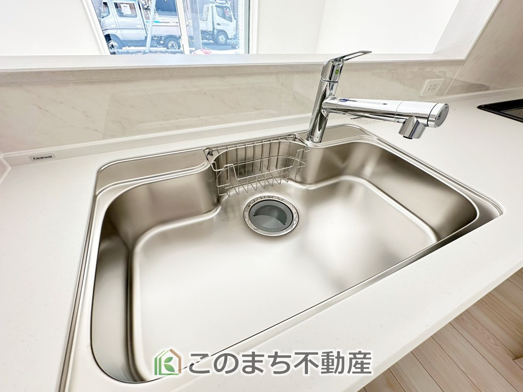 いろどりアイタウン宇都宮市野沢町23-P1　7号棟の設備|ビルトイン型浄水器を内蔵したキッチン水栓。お米を研いだり、野菜を洗ったりするときなど用途に応じてワンタッチで浄水に切り替えが可能です。カートリッジ式なので、フィルターを簡単に交換する事が出来ます。
