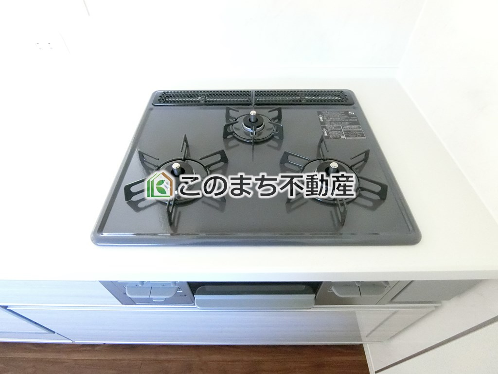 いろどりアイタウン宇都宮市野沢町23-P1　7号棟のキッチン|三ツ口コンロ採用で、同時調理もスムーズ◎！お料理を並べられるカウンター付きで、配膳・片付けをサポート！リビングで過ごすご家族とコミュニケーションを楽しみながら作業可能です♪