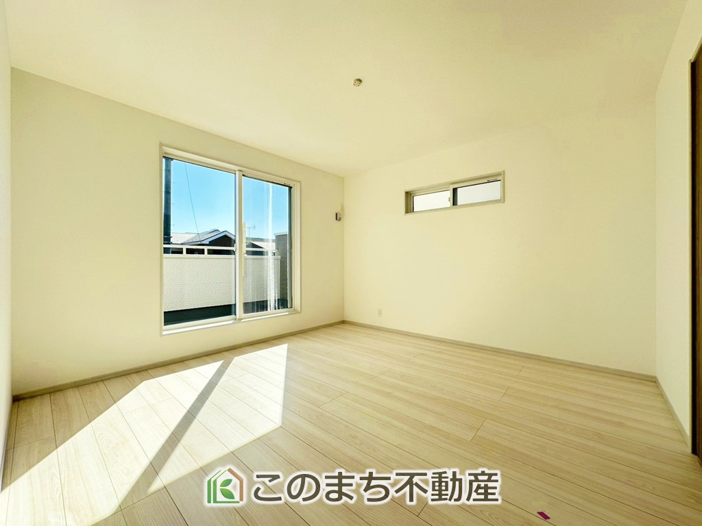 いろどりアイタウン宇都宮市野沢町23-P1　7号棟の洋室|柔らかい陽光が差し込む明るいお部屋を演出する設計。彩光の取れる窓が気持ちの良いお部屋を創り上げます。
