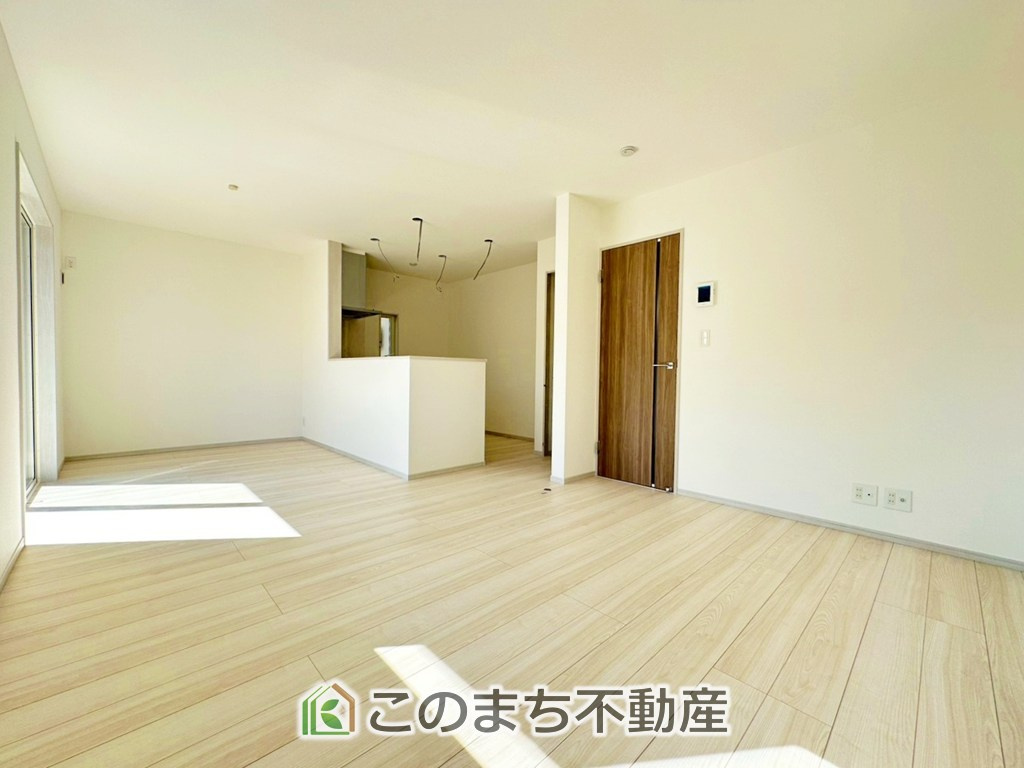 いろどりアイタウン宇都宮市野沢町23-P1　7号棟の居間・リビング|家族との大切な団らん空間、明るい日差しをふんだんに取り込んだ伸びやかなリビングダイニングは家族の笑顔につつまれた素敵な空間になります。
