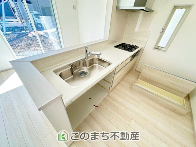 いろどりアイタウン宇都宮市野沢町23-P1　7号棟のキッチン|"お洒落なホワイト天板のペニンシュラキッチンを採用しております。
浄水器内蔵の水栓です♪"
