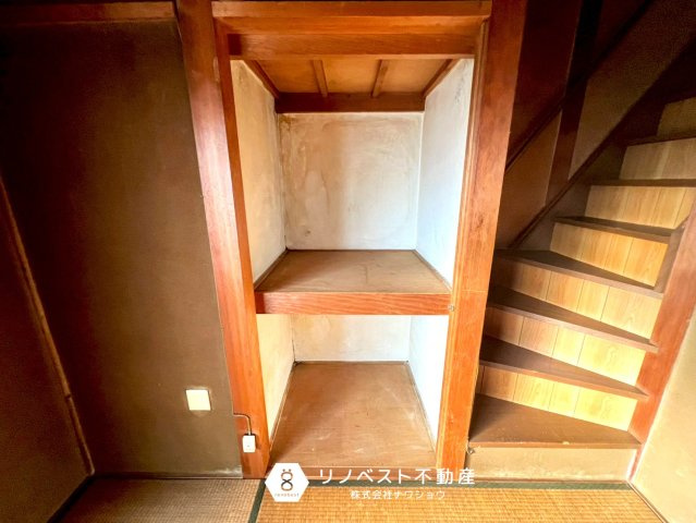 東大阪市渋川町1丁目の内装|階段には手すりが付いているので転倒防止に役立ちます！