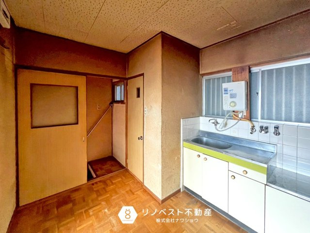 東大阪市渋川町1丁目の居間・リビング|上部に棚があり普段あまり使わない物を収納しておくといいかもしれませんね。