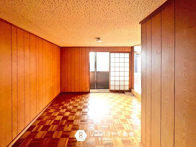 東大阪市渋川町1丁目の和室|バルコニーに繋がる窓があり陽当たりも良好なので明るい室内です◎