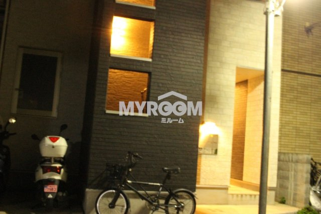 ファーストハウス北新宿のエントランス