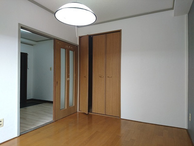 【寝室】 | 三賀マンション | フローリングのお部屋です