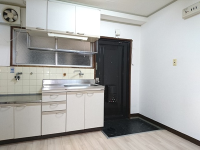 【居間・リビング】 | 三賀マンション | 広いキッチンスペースです