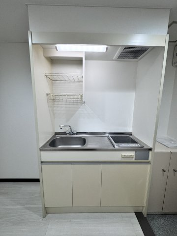 京琴館のキッチン|同タイプ参考写真　お掃除が楽で自炊が捗る上下収納付き。