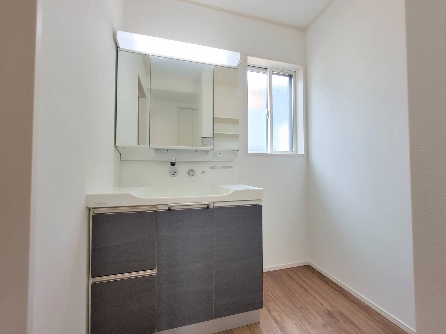 坂東市辺田　全3邸の独立洗面台|〇１号棟　洗面化粧台〇
ご家族揃って身支度可能なゆとりの洗面室。三面鏡の大きな洗面台は、収納スペースも充実♪鏡の裏も収納スペースになっております。
2025年10月撮影