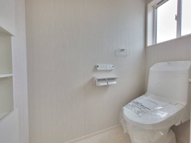 坂東市辺田　全3邸のトイレ|〇１号棟　トイレ〇
収納＆タオル掛け付きトイレ。ご家族様が多いご家庭の方も安心の1、2階トイレ完備！
2025年10月撮影