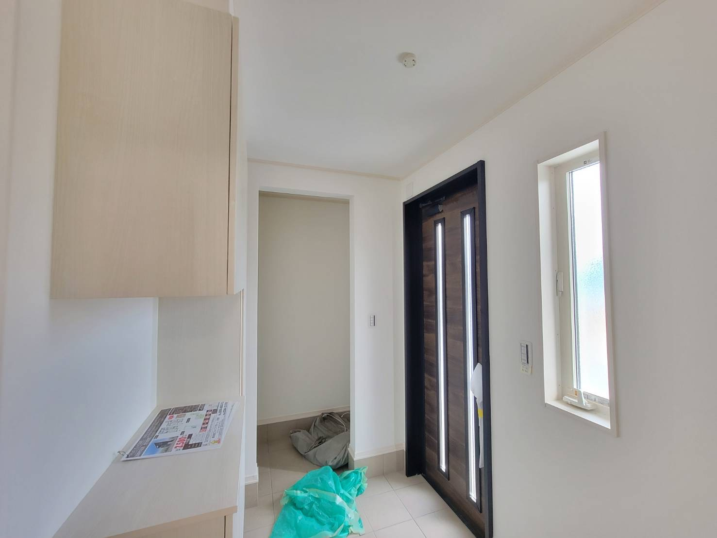 坂東市辺田　全3邸の玄関|〇１号棟　玄関〇
大容量コの字型玄関収納。小物を置いてインテリアを楽しむことができます（＾＾）
2025年10月撮影