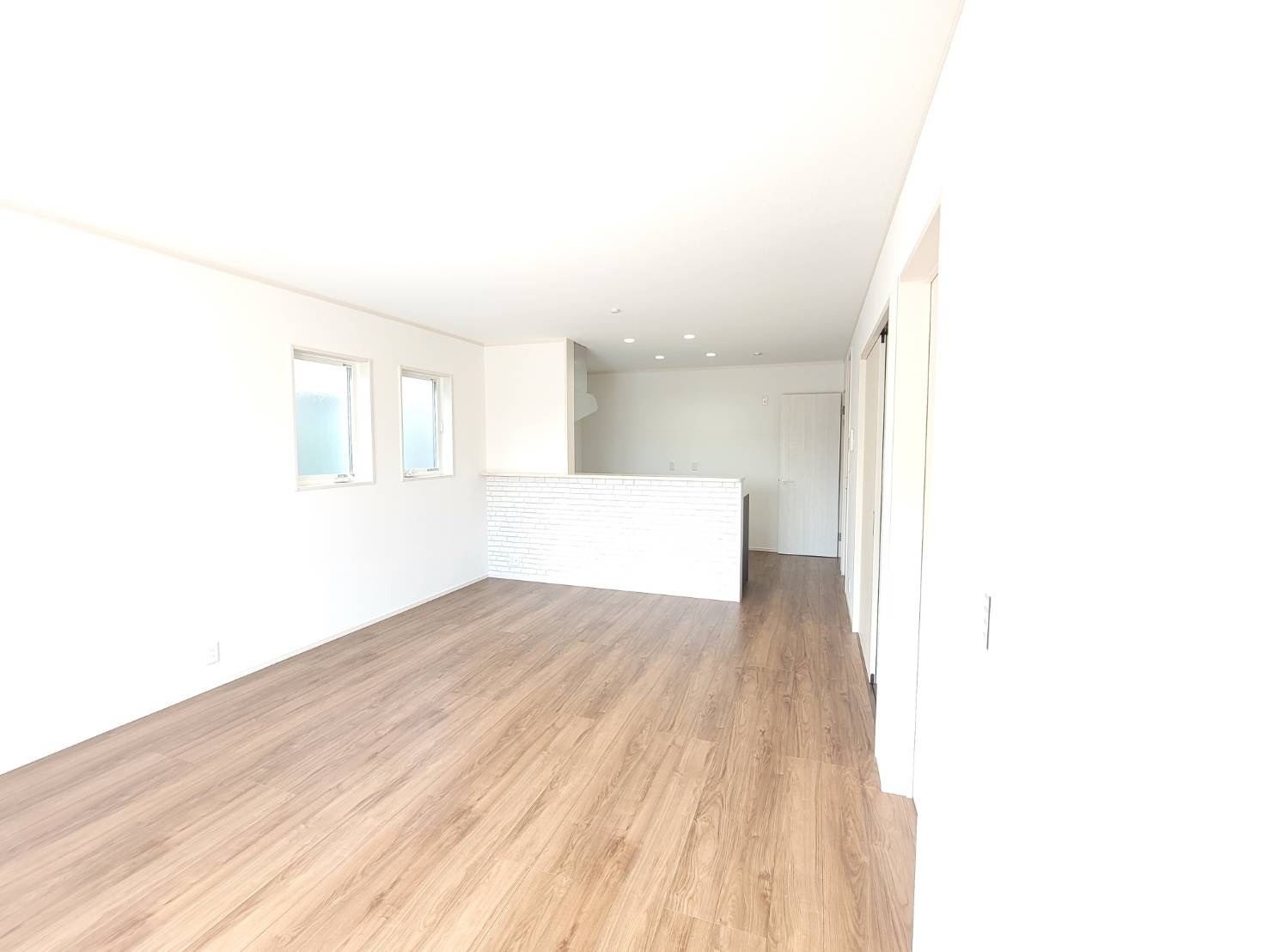 坂東市辺田　全3邸の居間・リビング|〇１号棟　リビング〇
広々LDK16帖！キッチンから視線が通るリビングダイニングは自然とコミュニケーションが生まれ家族が集まる空間に♪
2025年10月撮影