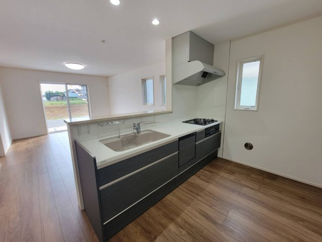 坂東市辺田　全3邸のキッチン|〇１号棟　キッチン〇
対面仕様で、料理をしながら家族と会話ができるだけでなく、明るいリビングとつながる、ゆとりと快適性を兼ね備えたキッチンです♪
2025年10月撮影