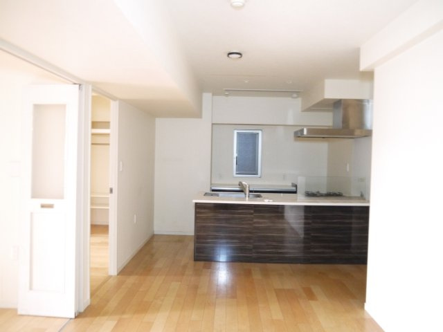 【居間・リビング】 | アール・ケープラザ横濱Ⅵ | 爽やかな通風と採光を存分に感じる事が出来る、開放感あふれる住空間。