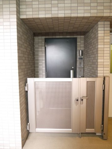 【玄関】 | アール・ケープラザ横濱Ⅵ | 家の顔となる玄関。 収納部分を多く採用し、スッキリとした広さを確保出来ました。ゲストを迎え入れても安心の空間です。