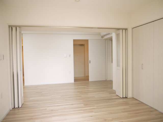 【洋室】 | アール・ケープラザ横濱Ⅵ | 暖かいひだまりを全身で感じ取れる室内。光あふれる空間で子育てをする喜び。