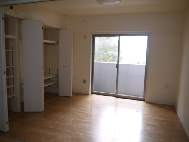 【洋室】 | アール・ケープラザ横濱Ⅵ | 暖かいひだまりを全身で感じ取れる室内。光あふれる空間で子育てをする喜び。