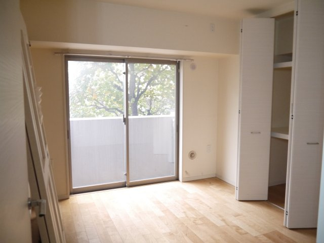 【洋室】 | アール・ケープラザ横濱Ⅵ | 大きな窓があることによって、外との一体感が生まれ、空間をより広く見せる役目を果たしているとともに、窓から見える緑や、外の景色もデザインに取り込まれているかのようです。