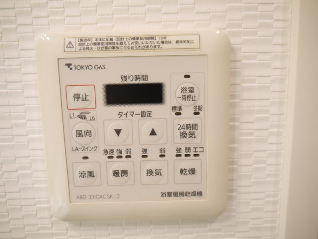 【独立洗面台】 | アール・ケープラザ横濱Ⅵ | 清潔感のある洗面台です。何かと物が増える場所だからこそ、スッキリと見映えの良い空間に！3面鏡付きの洗面台です！