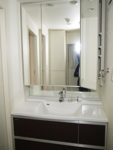 【独立洗面台】 | アール・ケープラザ横濱Ⅵ | 清潔感のある洗面台です。何かと物が増える場所だからこそ、スッキリと見映えの良い空間に！3面鏡付きの洗面台です！