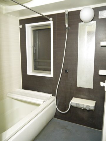 【浴室】 | アール・ケープラザ横濱Ⅵ | 一日の疲れが癒される優雅な時間を堪能できるゆとりあるバスルームです。