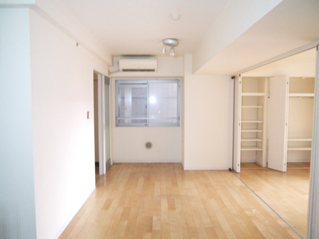 【居間・リビング】 | アール・ケープラザ横濱Ⅵ | 光と風があふれる開放的なリビングダイニングには自然と家族みんなが集まってきます。