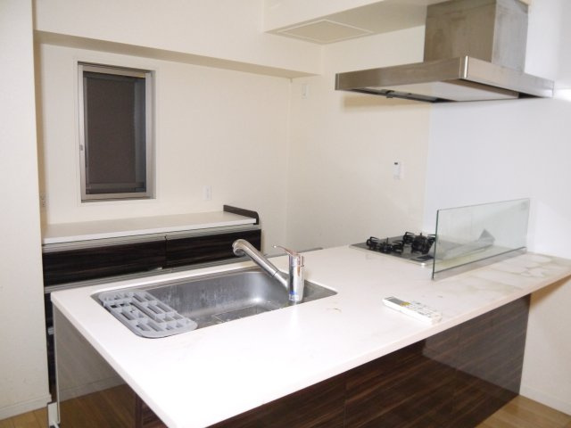 【キッチン】 | アール・ケープラザ横濱Ⅵ | 家族の顔も見れて安心、対面式・浄水器付き３口コンロのシステムキッチンを採用！