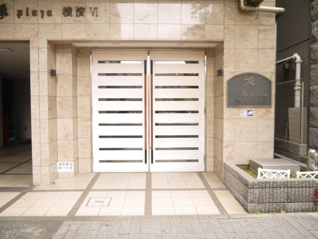 【エントランス】 | アール・ケープラザ横濱Ⅵ | 重厚感溢れるエントランスは、マンションの優雅さを示す特徴でもあります。