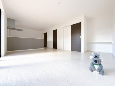 【居間・リビング】 | 前橋市南町　新築住宅 | 窓からのあたたかい光をあびながらの朝食。今日も一日がんばれそう！と思えるリビング。