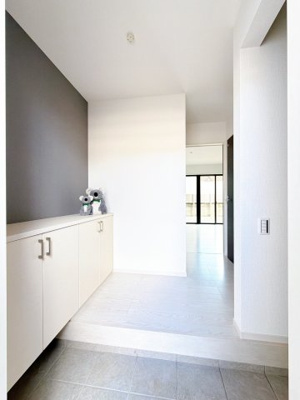 【玄関】 | 前橋市南町　新築住宅 | 住まう人の帰り、訪れる人を優しく迎える安らぎに満ちた空間　上質感あふれるエントランス