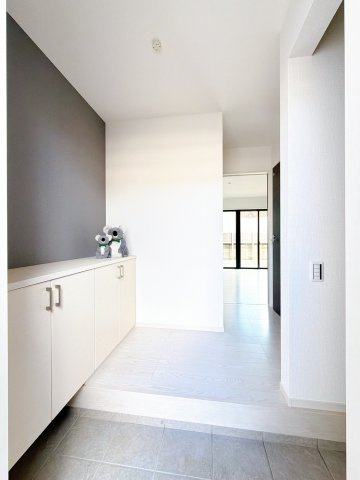 【玄関】 | 前橋市南町　新築住宅 | 住まう人の帰り、訪れる人を優しく迎える安らぎに満ちた空間　上質感あふれるエントランス