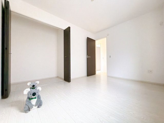 【洋室】 | 前橋市南町　新築住宅 | 窓からそそがれる暖かみのある明るい空間。広々としたプライベート空間で自分の時間を楽しめます。フローリング仕様で普段のお掃除も楽々です。