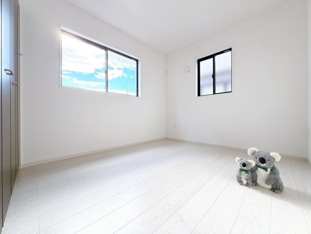 【洋室】 | 前橋市南町　新築住宅 | 清潔感ある壁紙と温もり溢れる床材が調和した洋室。毎日の生活を少しでも快適に過ごして頂ける様、飽きの来ない雰囲気がたまりません。