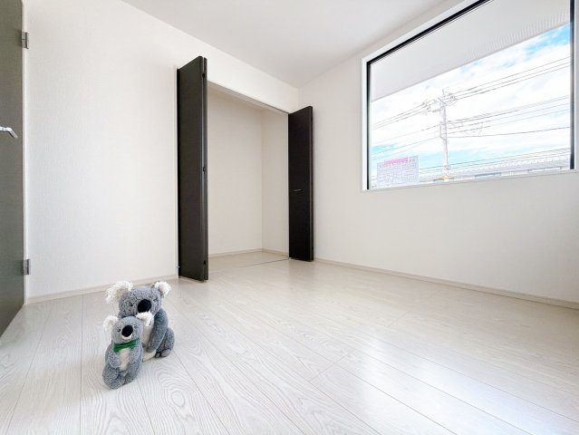 【洋室】 | 前橋市南町　新築住宅 | 窓が２つあるので明るい印象を受けます！風通しもよいので天気の良い日は窓を開けて空気の入替をしてみるのはいかがでしょうか。