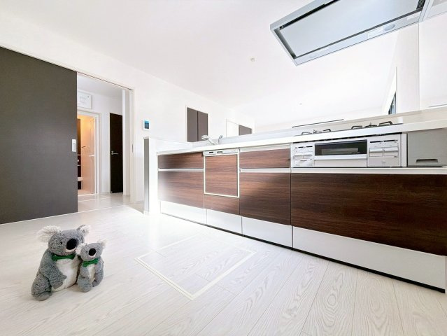 【キッチン】 | 前橋市南町　新築住宅 | 汚れがつきにくく清潔感を保つガラストップガスコンロ。片面焼きグリルでお魚などもよりおいしく焼くことができ料理の幅も広がり、家族との食事も楽しくなる。