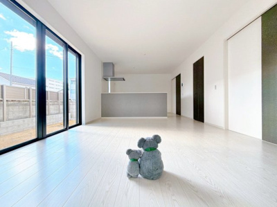 【居間・リビング】 | 前橋市南町　新築住宅 | ≪LDK≫
リビング・ダイニングは白を基調としたシンプルな空間。
雑貨やこだわりの家具など、レイアウトも自由に楽しめます！