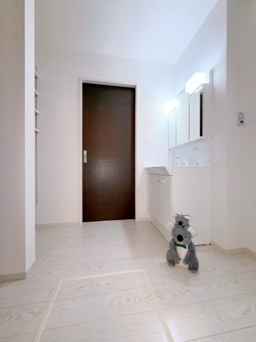 【独立洗面台】 | 前橋市南町　新築住宅 | 忙しい朝でも収納豊富な洗面台で効率良く身支度ができます。大きな鏡で身だしなみチェックも楽ちん。たっぷりの収納スペースで水回りを清潔にきれいに保てます。