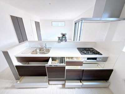 【キッチン】 | 前橋市南町　新築住宅 | お料理をしながら家族との会話が楽しめる対面キッチン。リビングで遊ぶお子様を見守りながらお料理が出来ます。出来上がったお料理や後片付けを手伝ってもらうなど家事分担ができます。