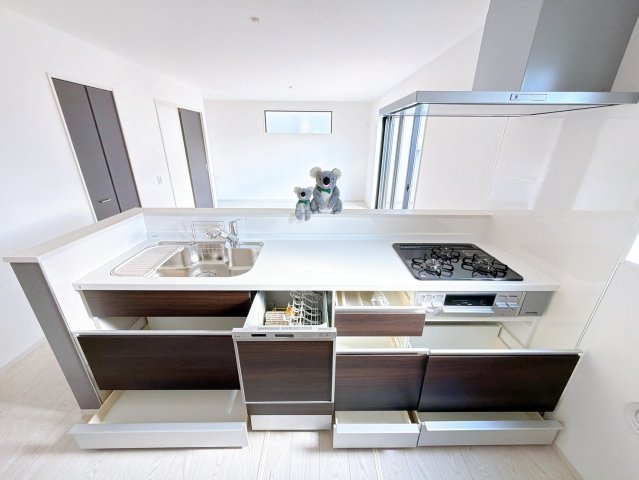 【キッチン】 | 前橋市南町　新築住宅 | お料理をしながら家族との会話が楽しめる対面キッチン。リビングで遊ぶお子様を見守りながらお料理が出来ます。出来上がったお料理や後片付けを手伝ってもらうなど家事分担ができます。