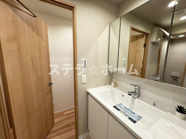 メガロコープ茨木の独立洗面台|独立洗面台、小物を置くことができて便利です